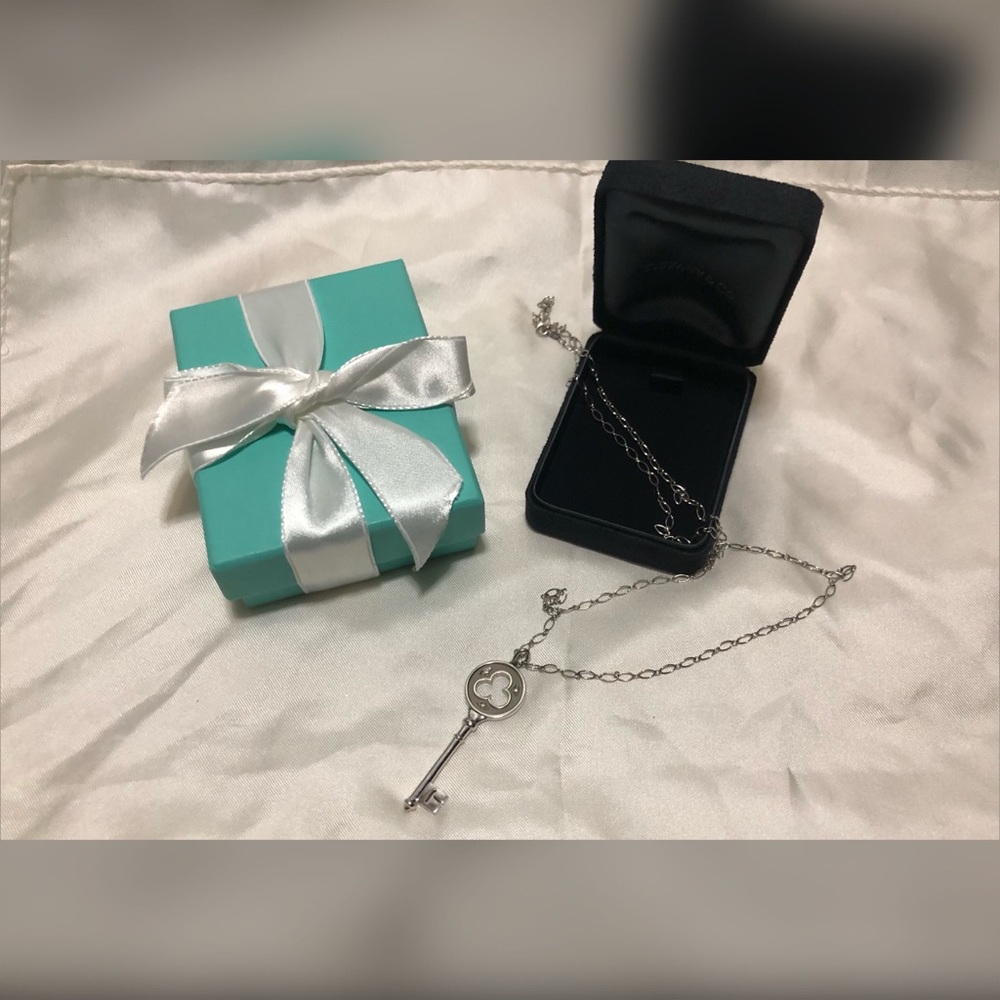 Tiffany 750 White Gold Clover Key Pendant